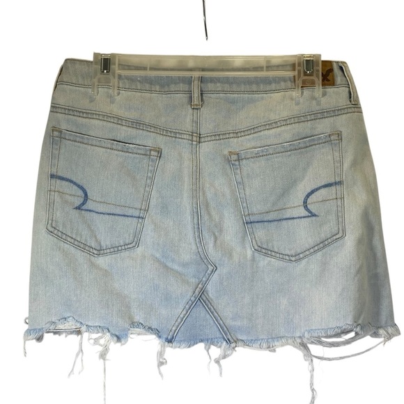AMERICAN EAGLE AEO Women's Size 8 Lightwash distressed frayed hem mini skirt - Picture 2 of 6